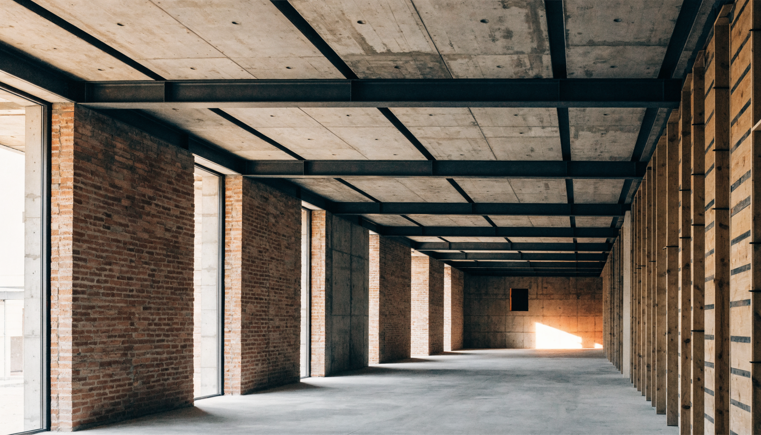Bestandsaufnahme Gebäude – Rohbau-Interieur eines Sanierungsobjekts mit Stahlträgern