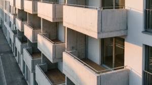 Zählt der Balkon zur Wohnfläche – auskragende Balkonplatten mit Brüstungen an einem modernen Wohngebäude