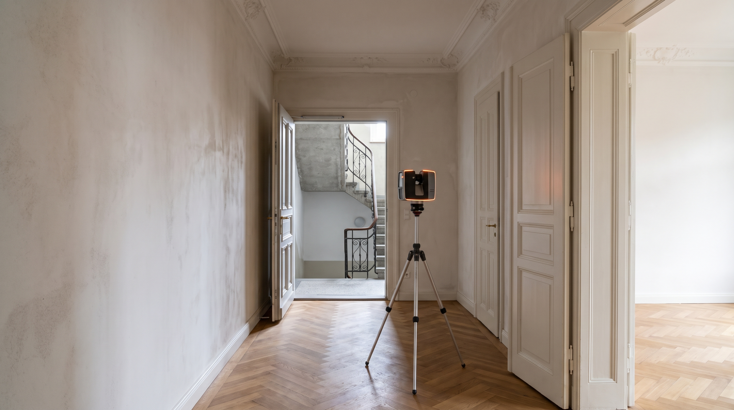 Abgeschlossenheitsbescheinigung – Laserscanner im Flur einer Altbauwohnung, Wohnungseingang zum Treppenhaus im Hintergrund